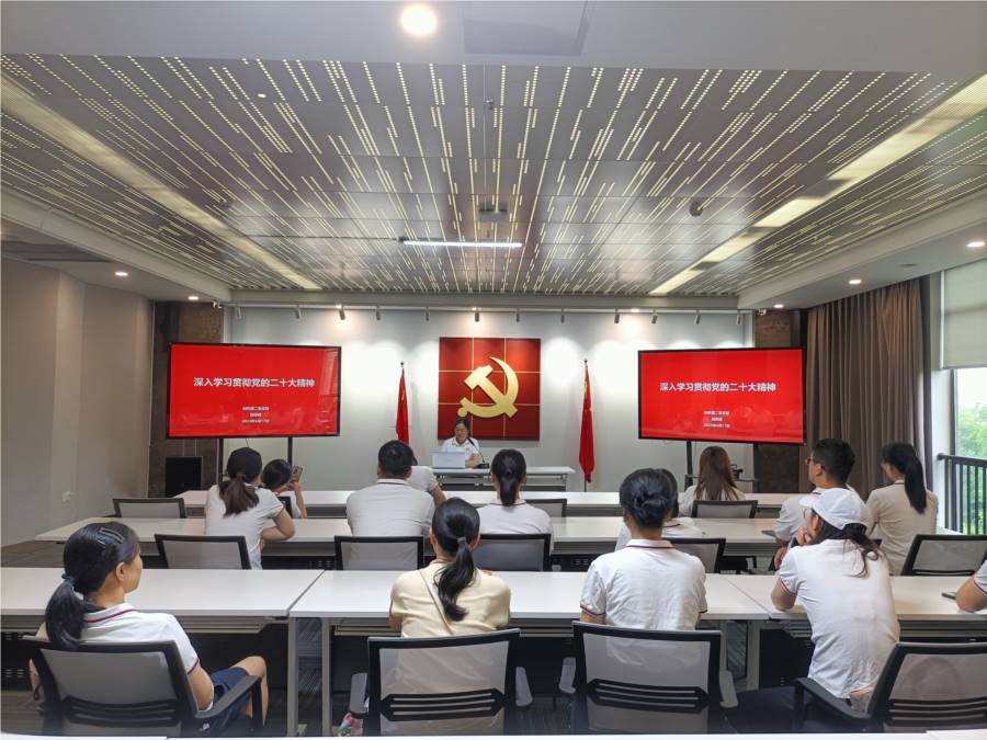 党支部书记讲课.jpg