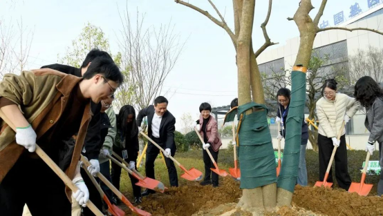 书记有约丨当植树节遇上医学誓言：“开学第一课”种下希望与信念3.13(1)451.png