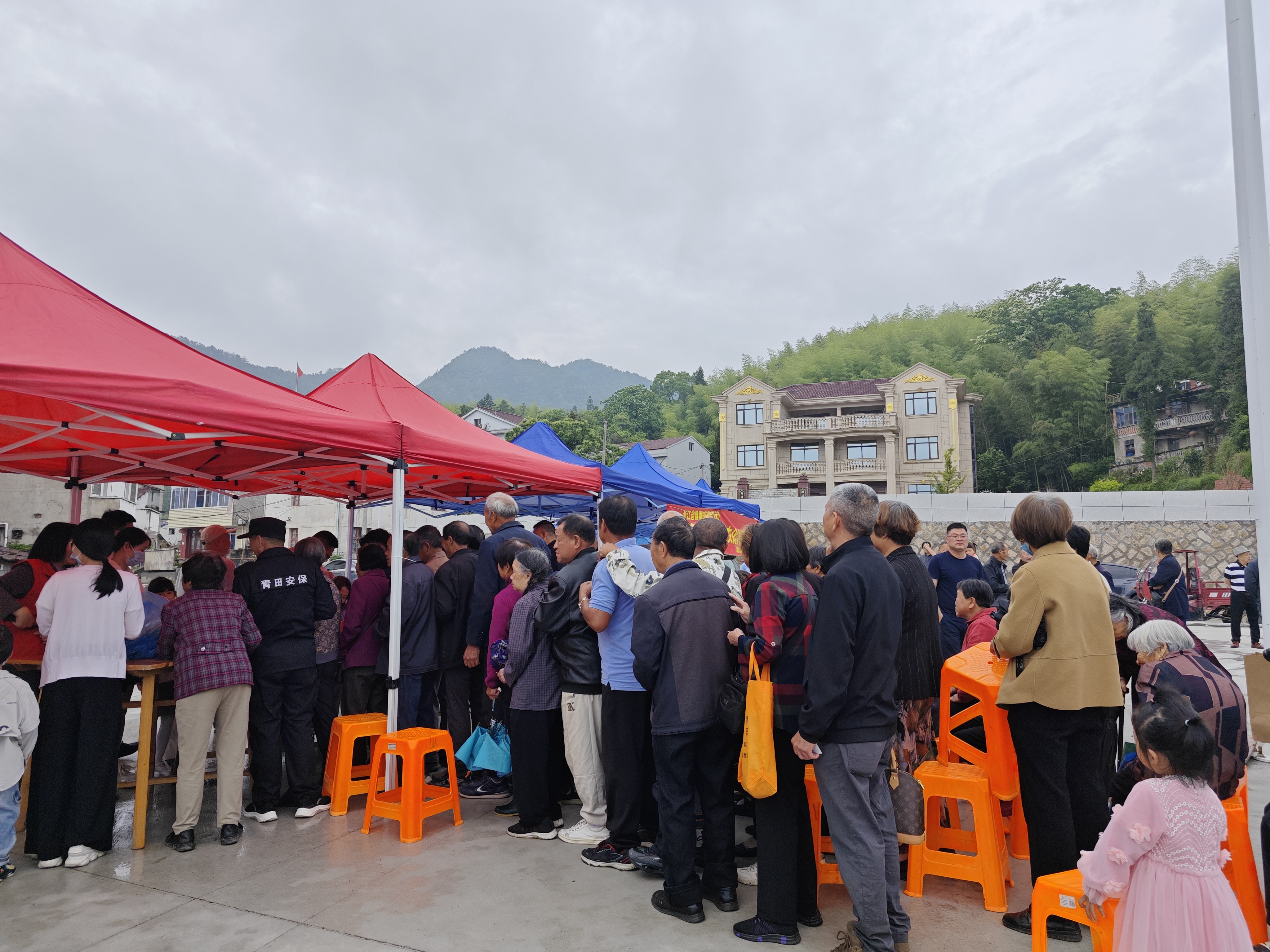 群众排队.jpg